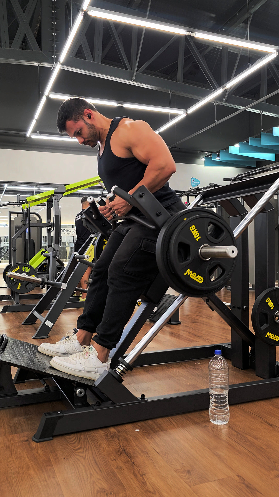 Samuel Bifano treinando remada na academia